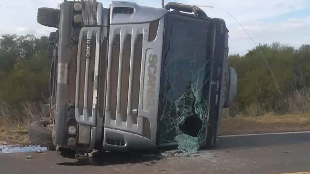Volcó un camión en la Ruta 12 y tres personas fueron hospitalizadas