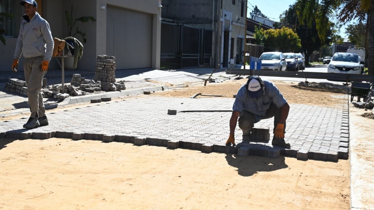 Avanza la reconstrucción del adoquinado de calle Las Casuarinas
