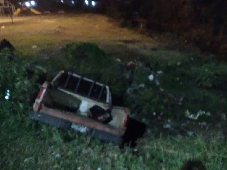 Una camioneta cayó al arroyo tras chocar contra un puente y una mujer terminó hospitalizada