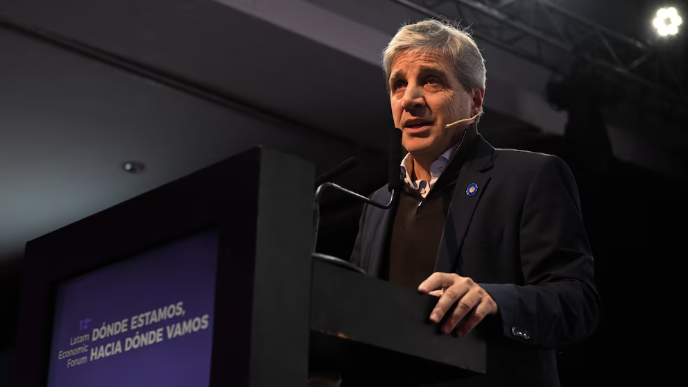 Caputo aseguró que por primera vez, la economía se va a llevar puesta a la política en el año electoral