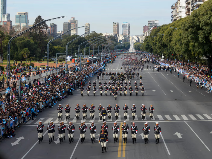El Gobierno evalúa suspender el desfile militar del 9 de Julio en medio del ajuste en el Ministerio de Defensa