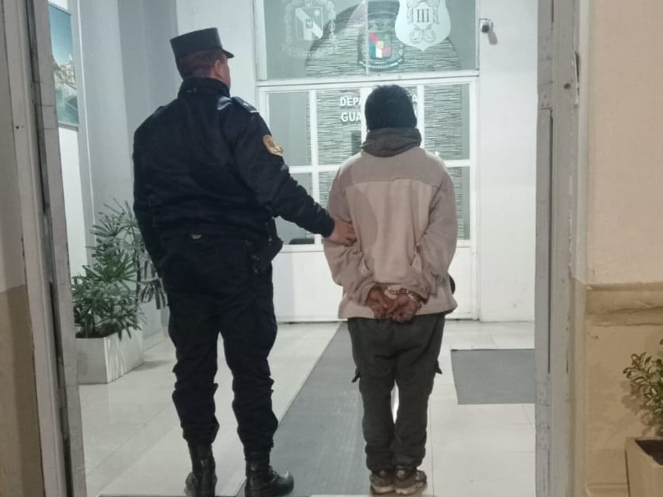 La Policía sorprendió y demoró a un joven que llevaba bebidas alcohólicas robadas