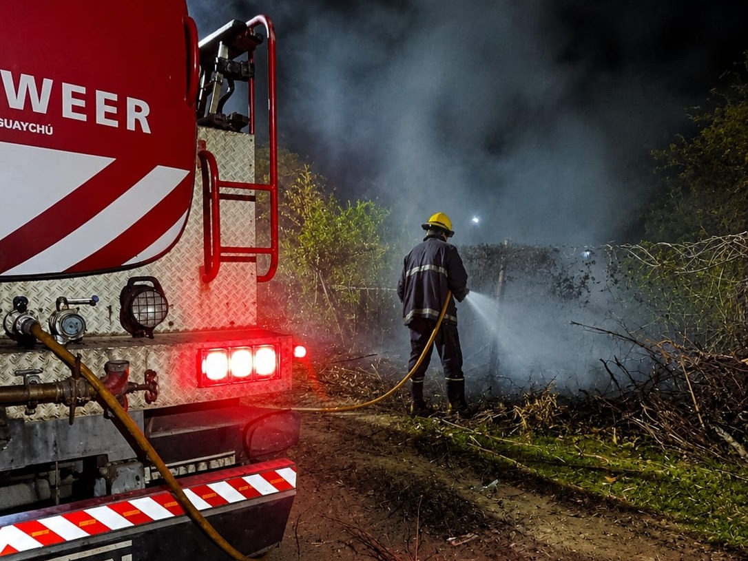El incendio de un terreno y de un auto movilizó a los Bomberos en las primeras horas del domingo