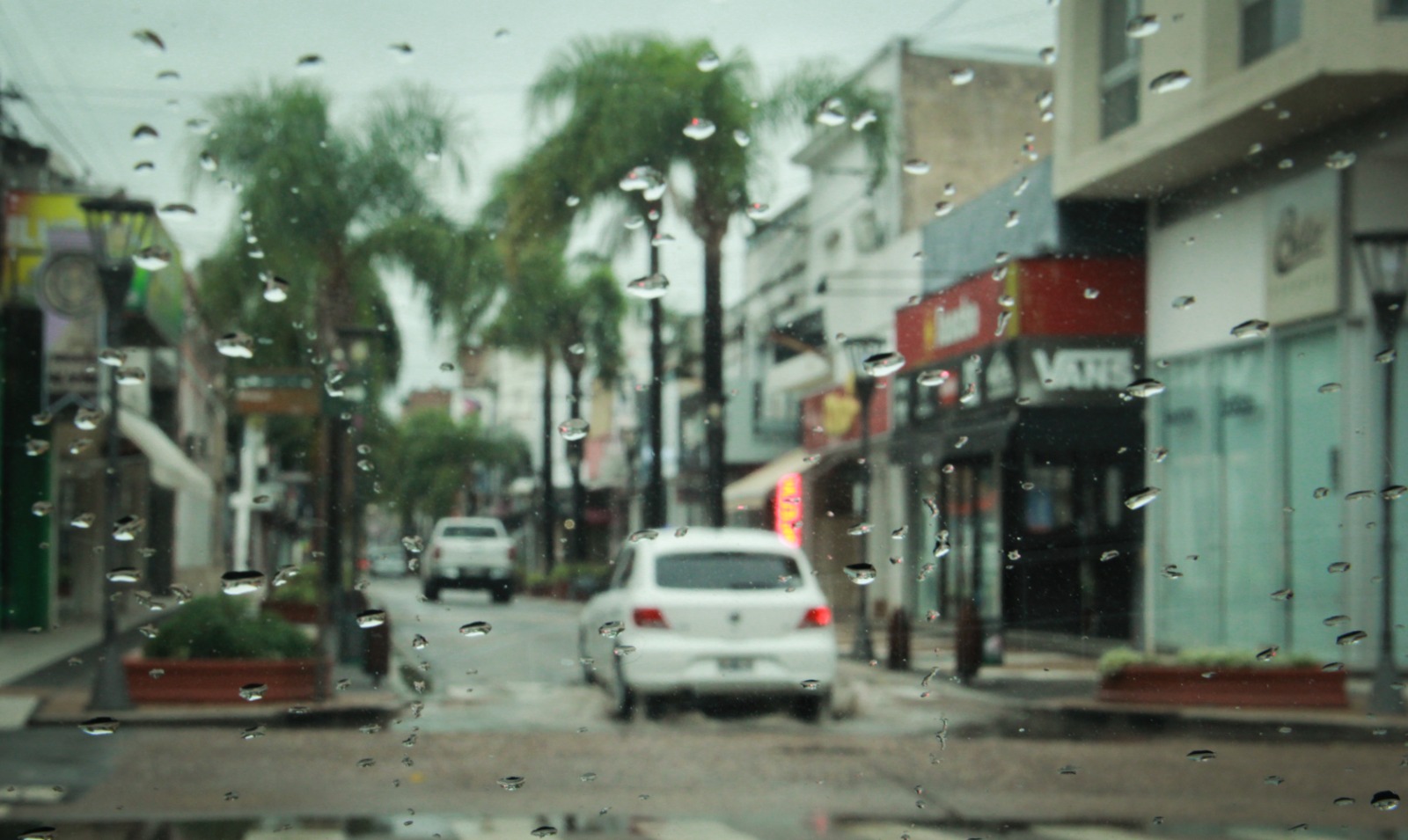 Anuncian un miércoles con lluvias y bajas temperaturas: cómo seguirá el tiempo en la ciudad