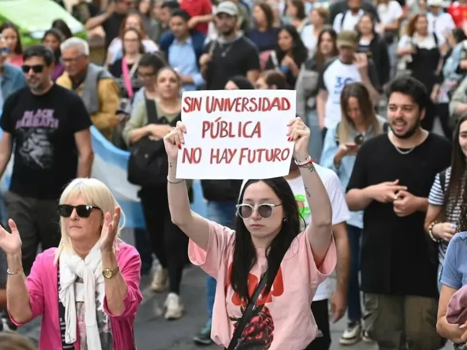 Miles de estudiantes y docentes se concentran en Plaza de Mayo para protestar contra el ajuste a las universidades