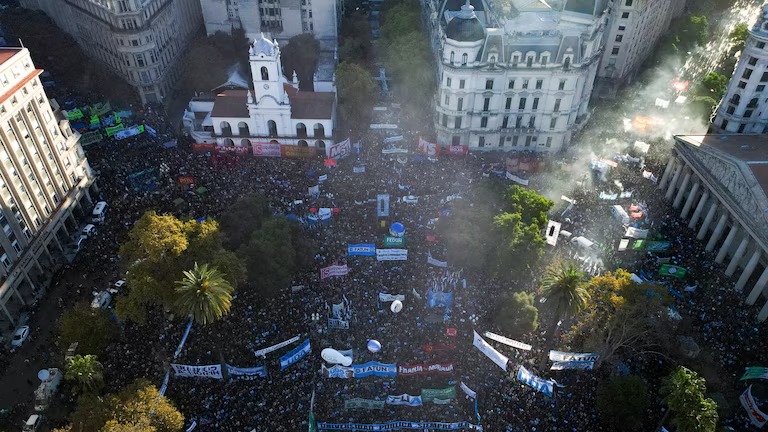 Masivo reclamo universitario contra el Gobierno: "Cumplan con la ley, no hipotequen el futuro"