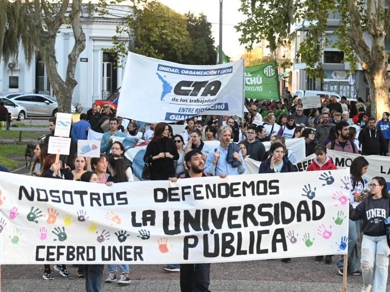 Una multitud marchó en Gualeguaychú en defensa de la universidad pública