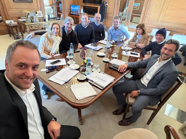 En medio de la exhibición de la interna, la mesa política se reunió con eje en la agenda legislativa