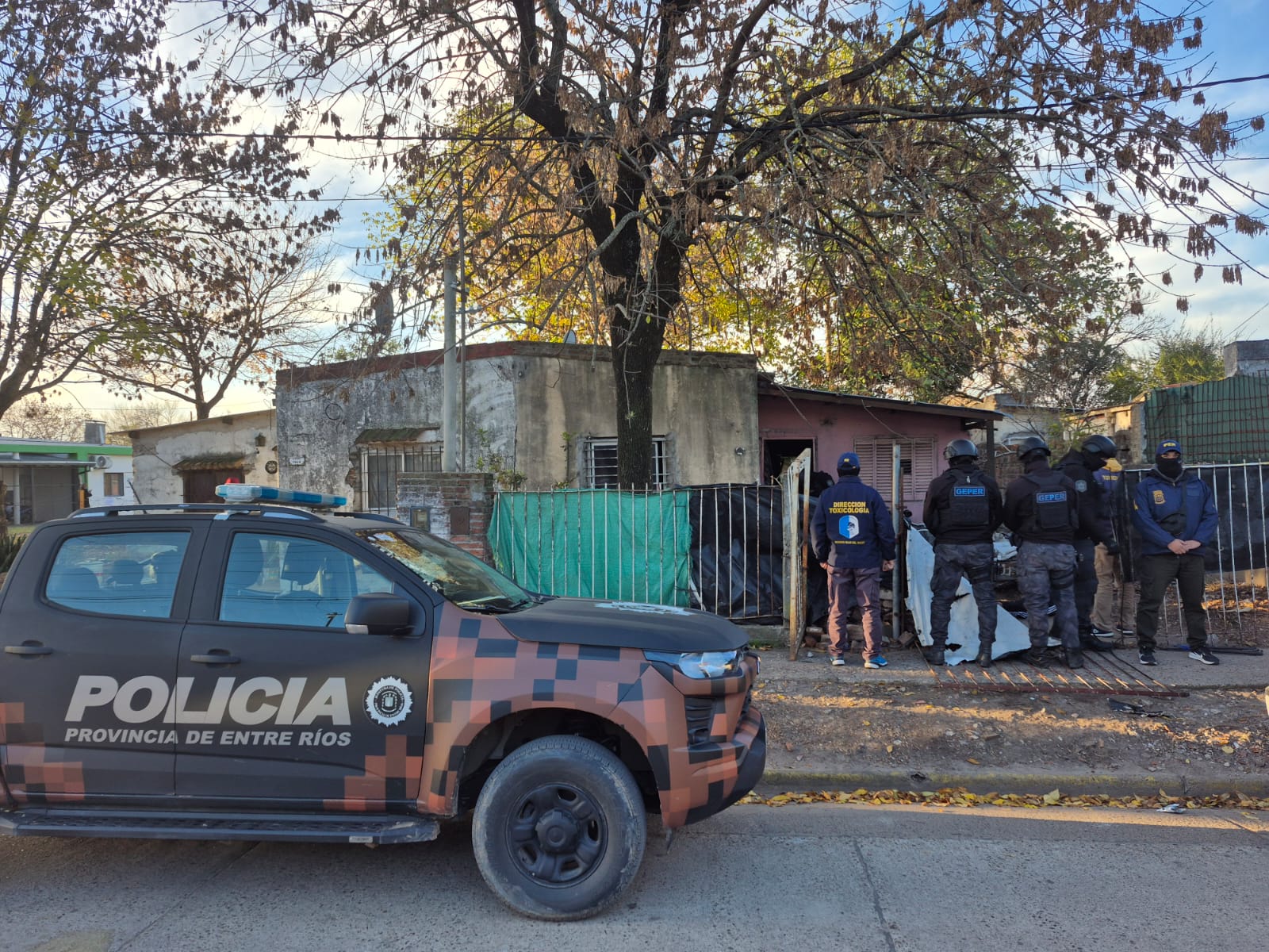 Realizaron allanamientos por narcomenudeo en dos barrios de la ciudad: identificaron a 19 personas y tres fueron detenidas