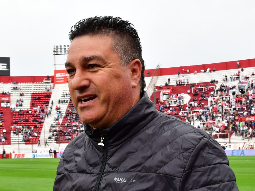 Un ex DT de Huracán desató polémica por declaraciones sobre las mujeres y la comunidad gay