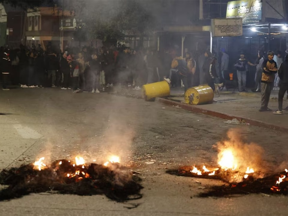 "Vamos a prender fuego todo": Córdoba vivió una noche de furia tras el hallazgo de los restos de Agostina