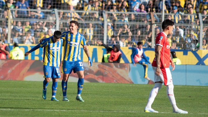 Rosario Central se lo dio vuelta a Independiente y se metió en los ocho mejores
