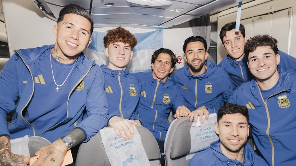 La selección argentina partió para jugar el Mundial: los futbolistas que viajaron y quiénes se sumarán en EEUU