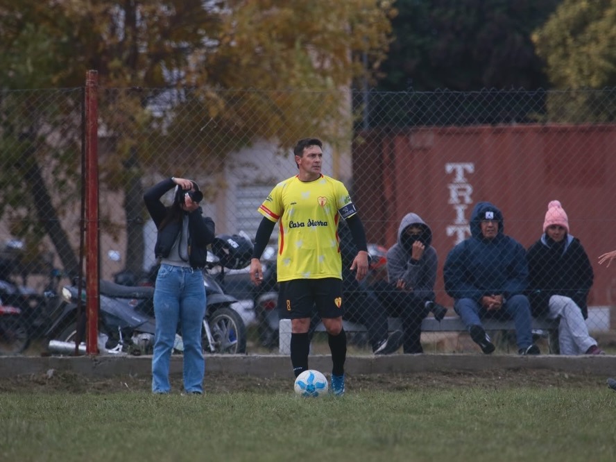 Sporting goleó y quedó solo arriba en la B tras la derrota de Sportivo Larroque