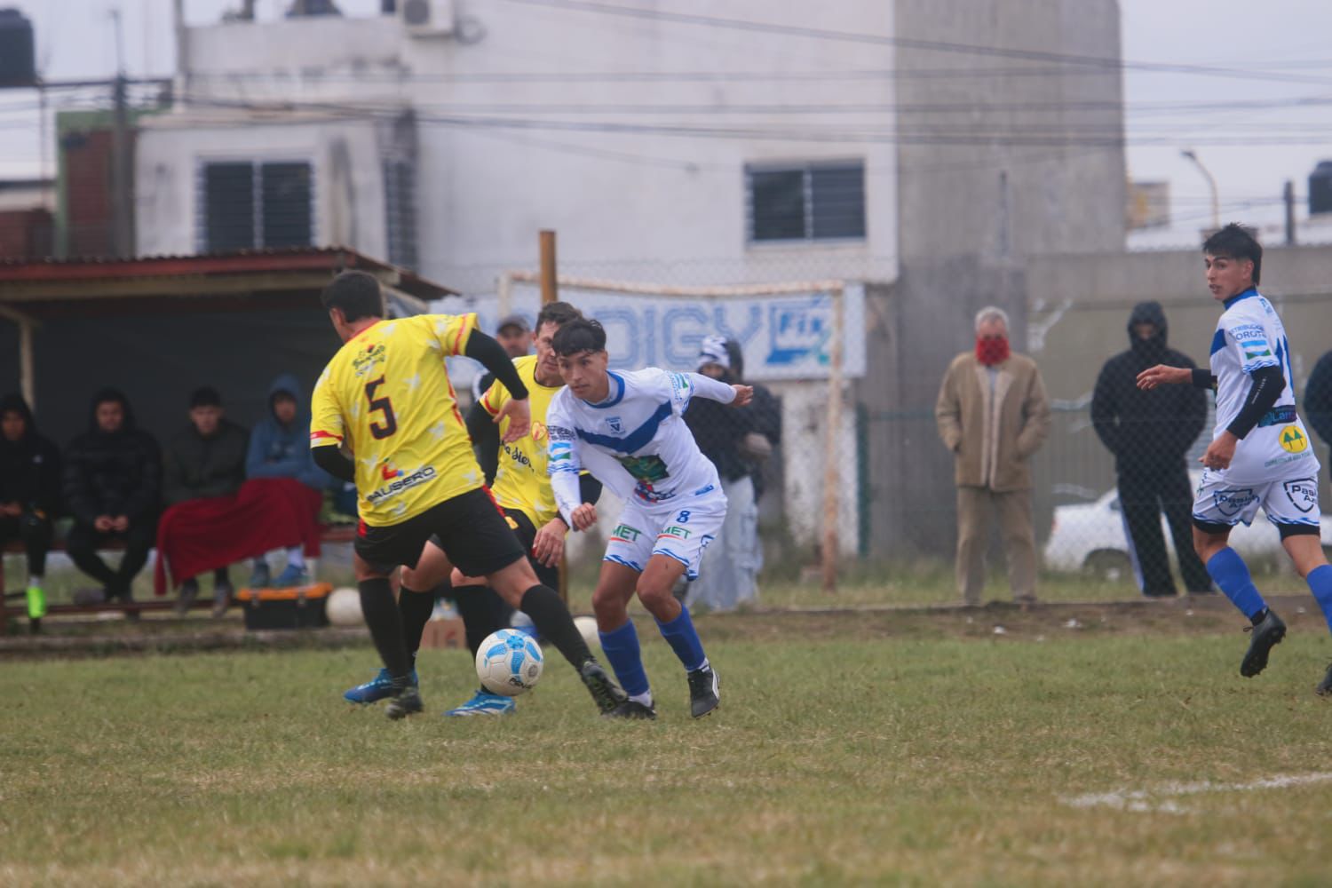 Sportivo Larroque venció a Sporting, le quitó el invicto y lo alcanzó en la cima