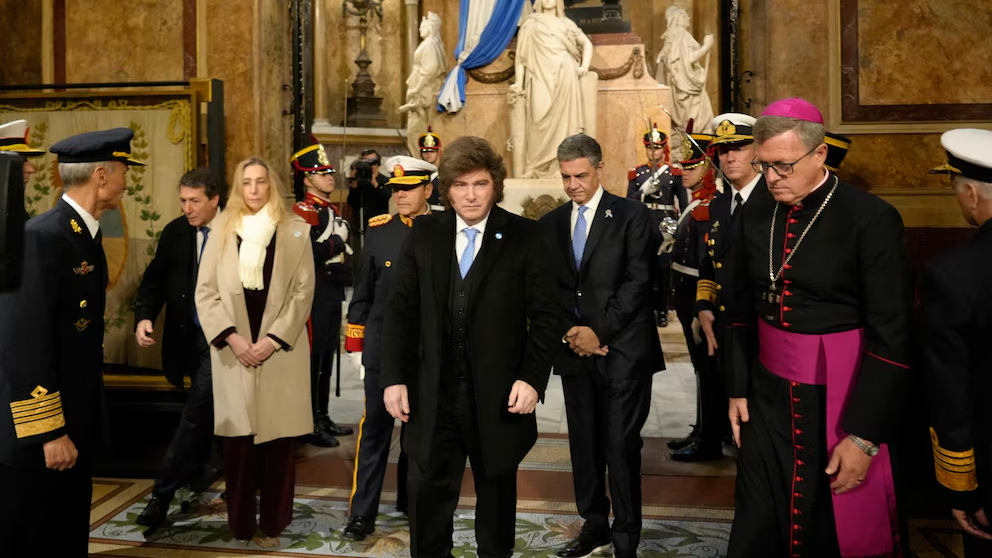 Frente a Milei, el arzobispo Garcia Cuerva alertó por el "desmembramiento social" y pidió dejar de "arengar la división"
