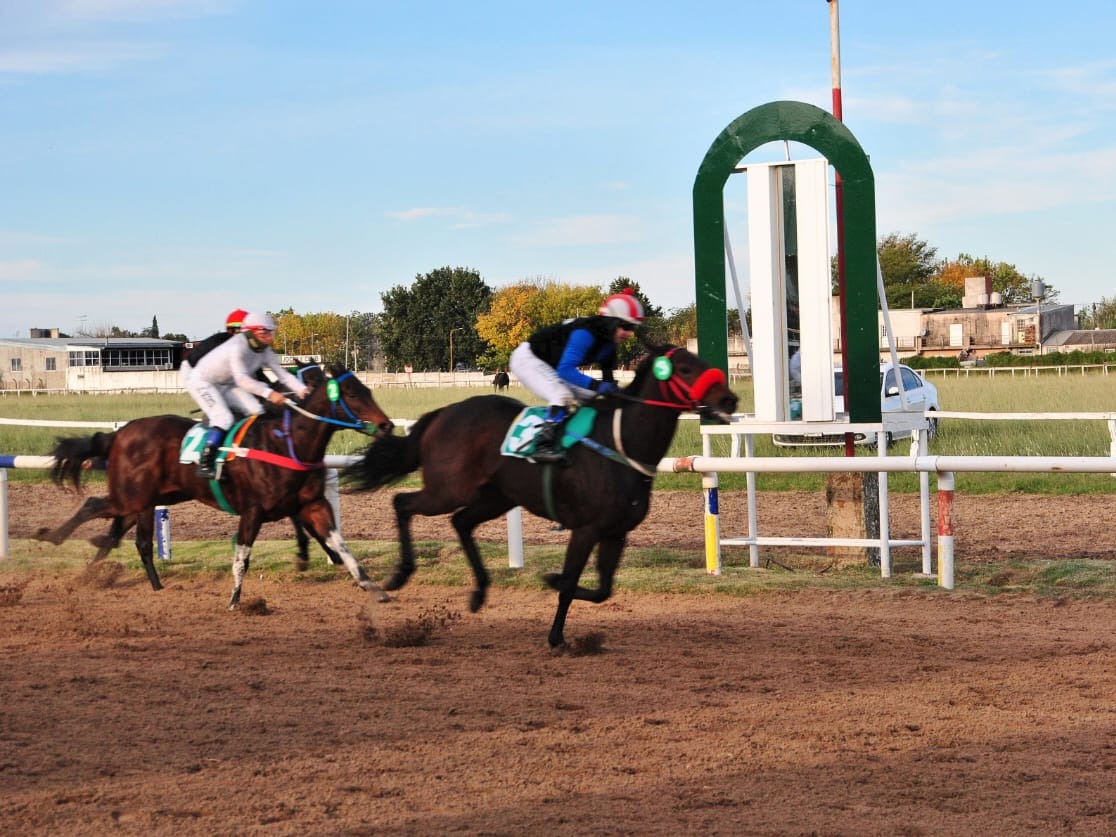 La Coló brilló en la arena local y se quedó con el clásico central