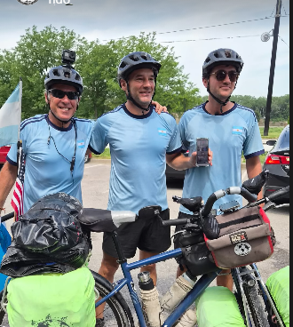 Los biciviajeros en Kansas: más de 20 ciclistas estadounidenses esperando, ronda de prensa y el hotel de la Selección