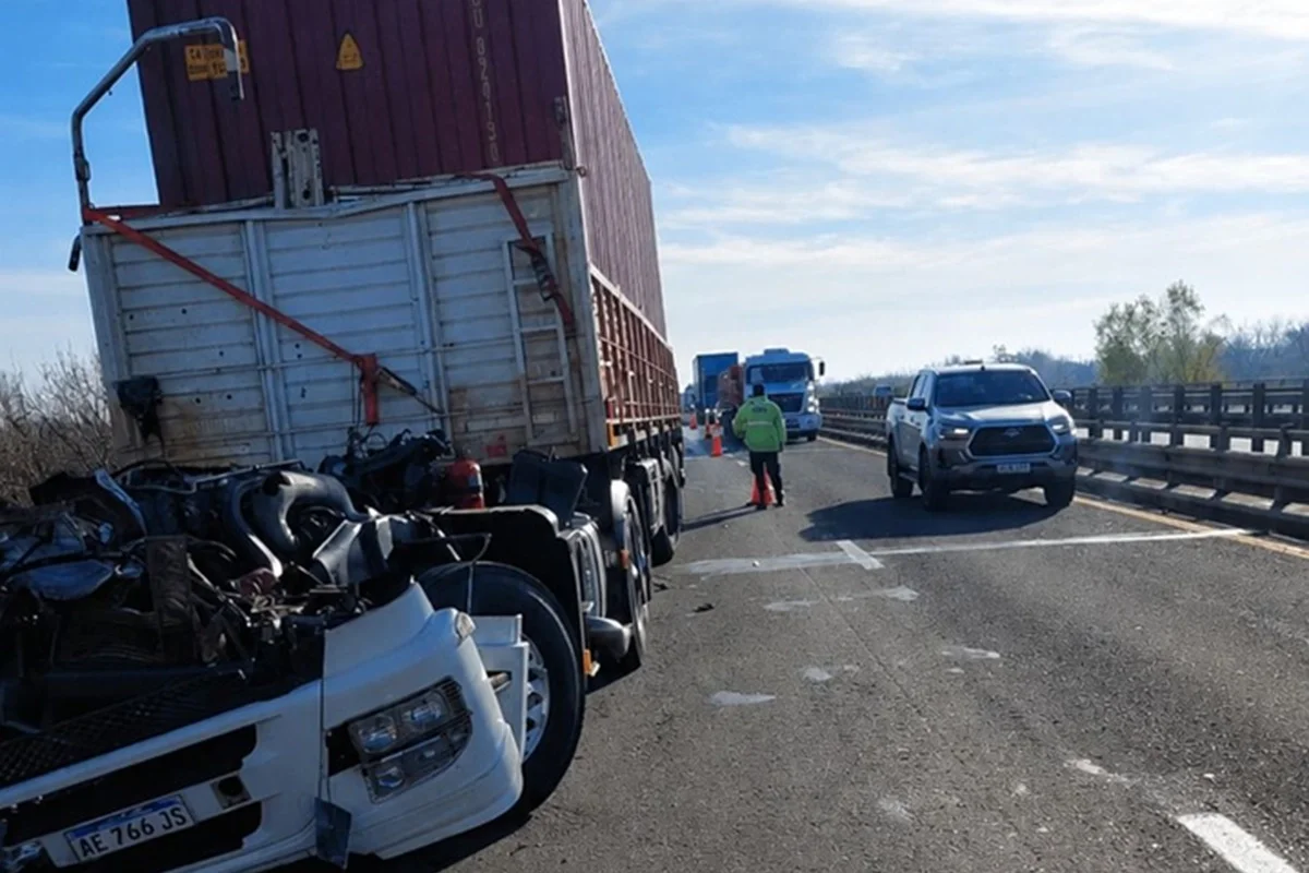 El choque de un camión provoca el corte total de la Ruta 14 a la altura del río Gualeguaychú mano a Buenos Aires