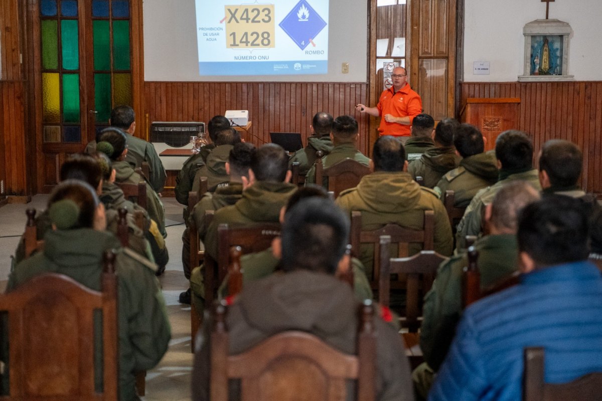 Defensa Civil capacitó a personal de Gendarmería sobre materiales peligrosos