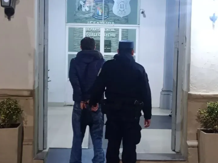 Dos jóvenes en moto protagonizaron una intensa persecución por las calles y rutas de Gualeguaychú: uno terminó detenido