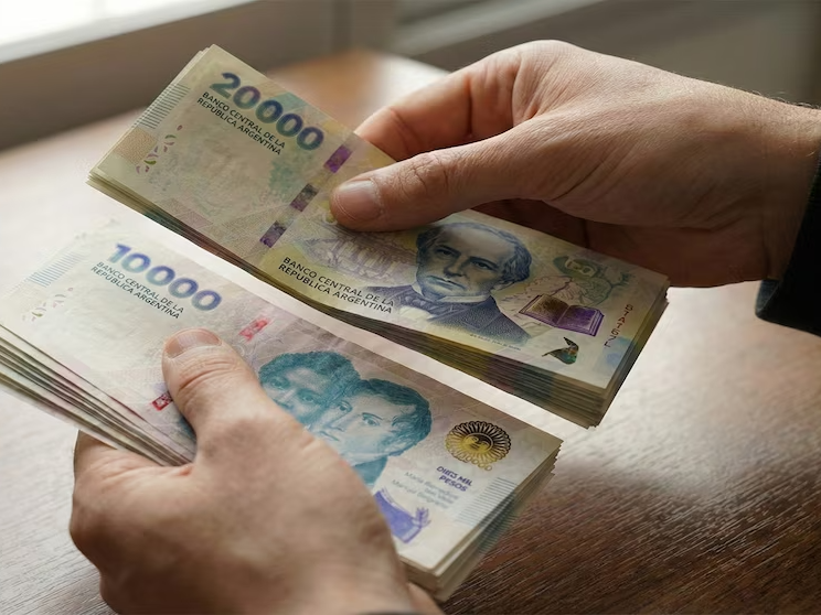 El salario mínimo vale menos que en 2001 y debería triplicarse para recuperar su poder de compra original