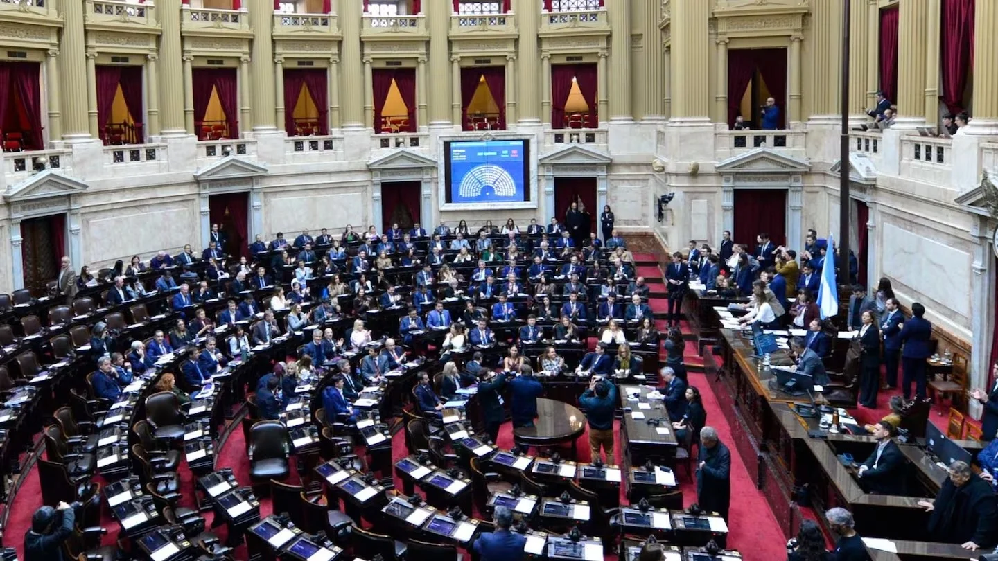 Diputados sesiona y el oficialismo intentará aprobar el Súper RIGI: mirá en vivo el debate en el recinto