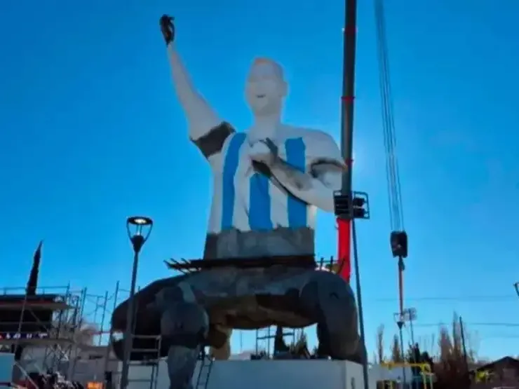 Cutral Co inauguró la estatua de Lionel Messi más alta del mundo