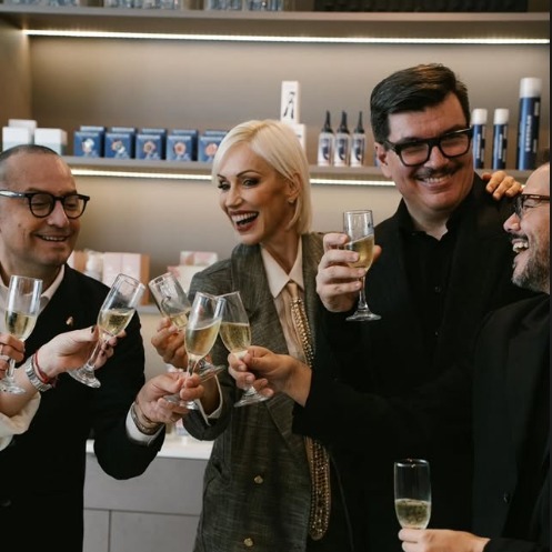 Famosos, flores y la calle Corrientes: así fue la inauguración del nuevo estudio de maquillaje de Gervasio Larrivey