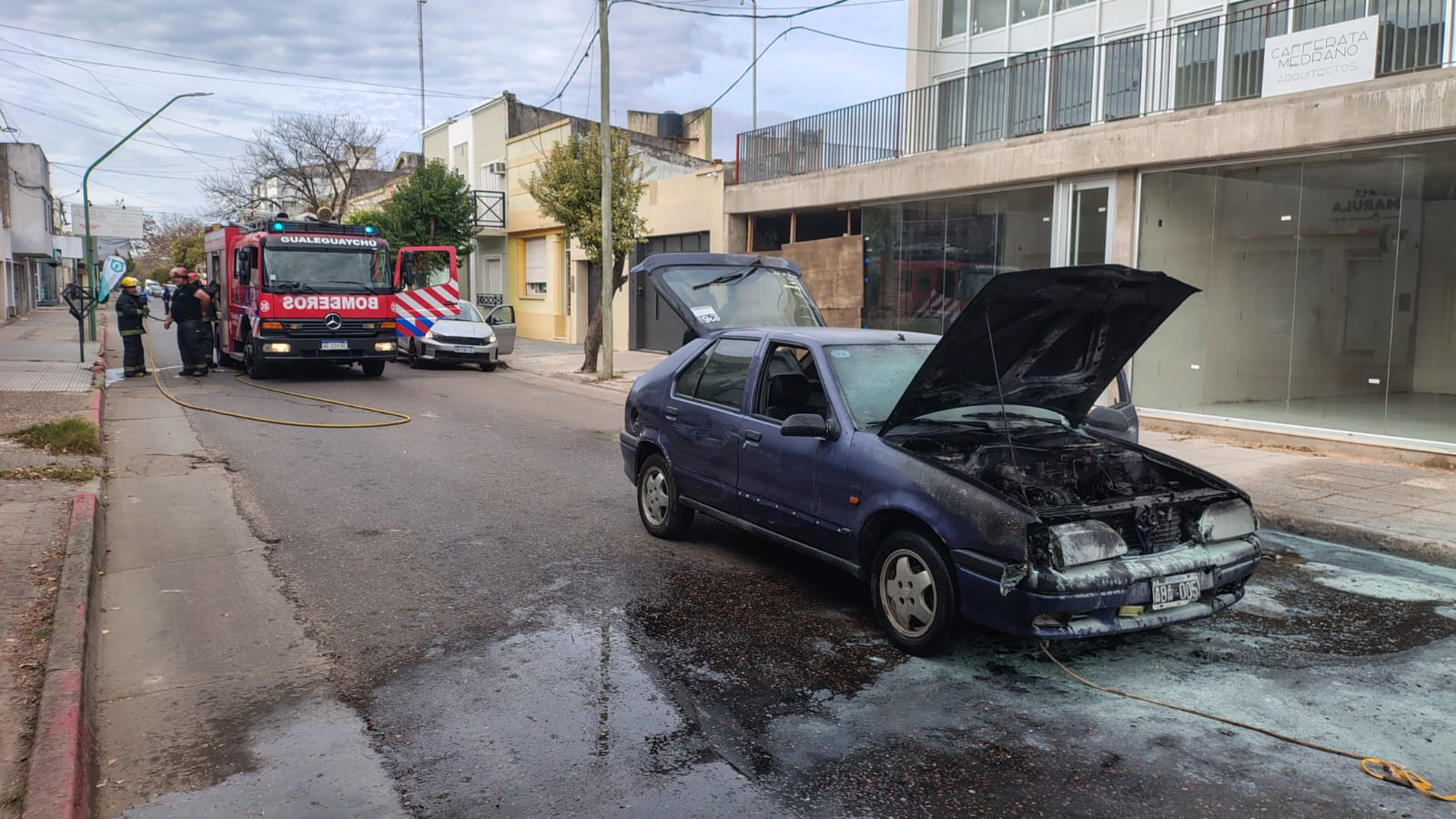 Un auto se incendió en pleno centro de la ciudad: los bomberos controlaron las llamas