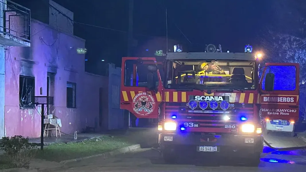 Se prendió fuego una casa y los bomberos tuvieron que rescatar a una persona