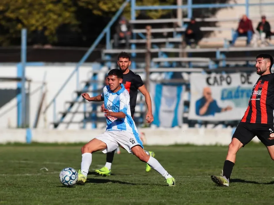 Juventud Unida obtuvo su décima victoria consecutiva con una goleada en el clásico