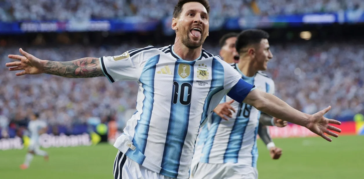 Messi sigue haciendo historia: metió los tres de Argentina contra Argelia y es uno de los máximos goleadores de los Mundiales