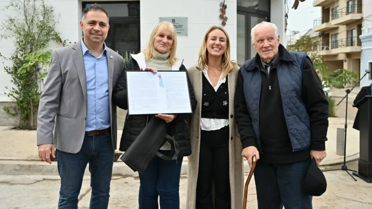 Gualeguaychú homenajeó a Carlos Mosto con nueva señalética en la calle que lleva su nombre