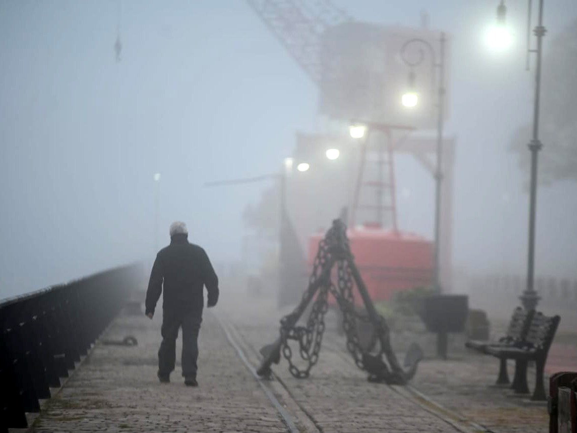 Rige un alerta violeta por niebla y advierten por baja visibilidad este viernes