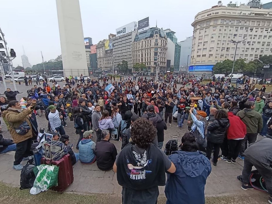Realizan un amplio banderazo en el Obelisco porteño en un nuevo adiós al Indio Solari