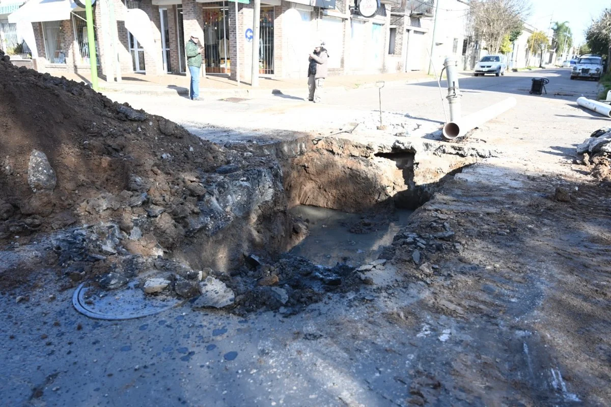 Un caño roto obligó a romper varios metros de asfalto para solucionar los malos olores en una esquina de Primera Junta
