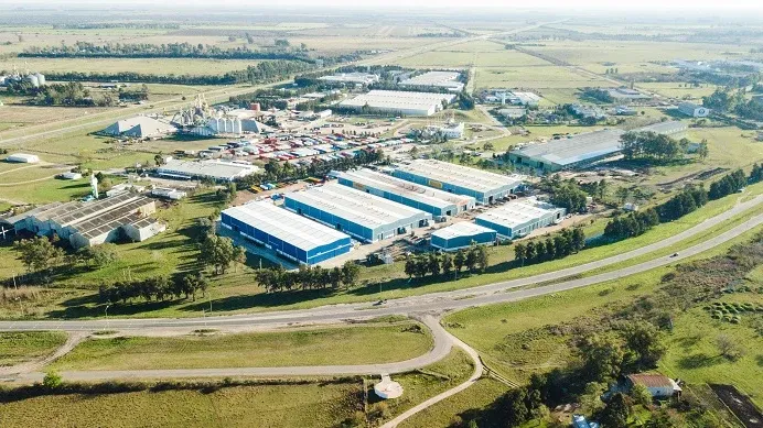 Se rompió un caño para el traslado de efluentes del Parque Industrial y trabajan en la reparación de su junta