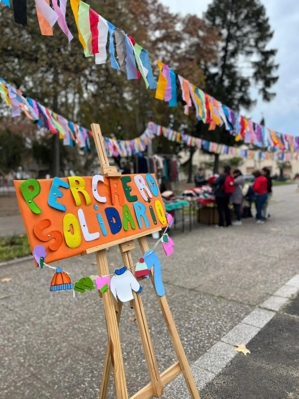 Estudiantes del Profesorado de Artes llevan adelante un perchero solidario y necesitan donaciones
