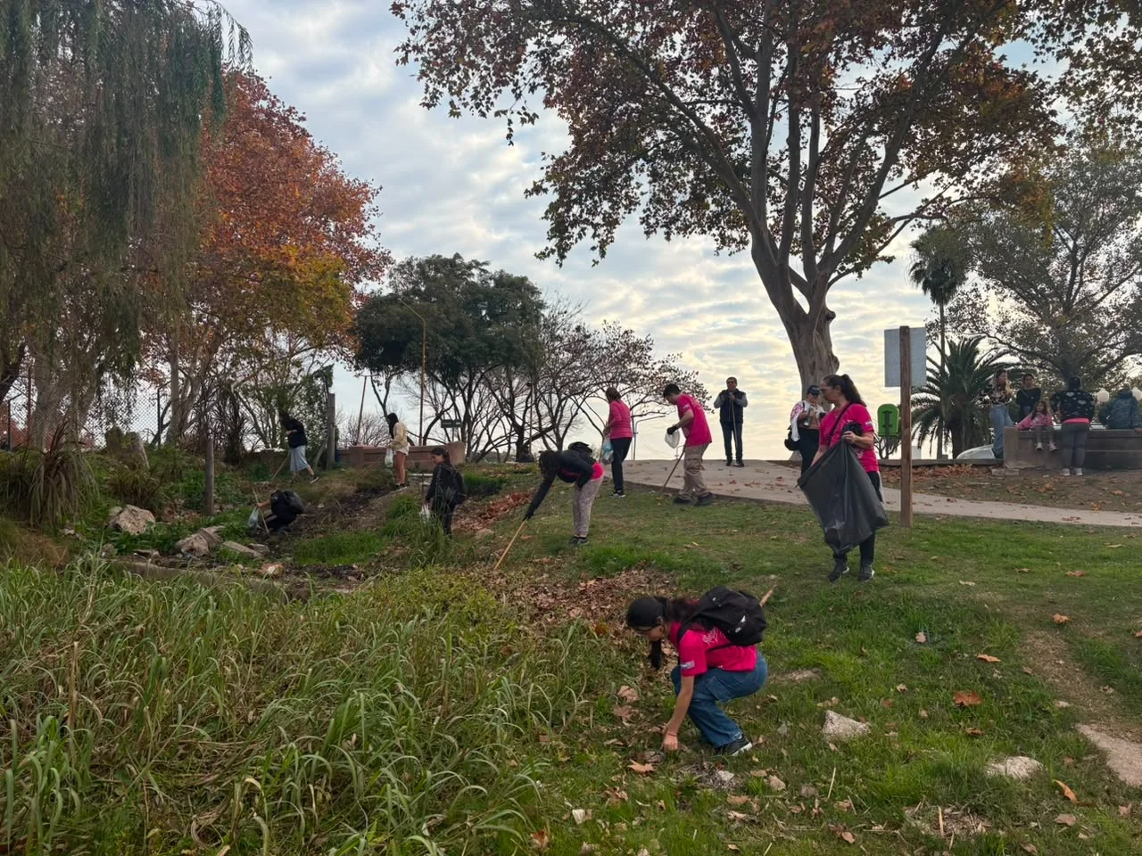 Jóvenes de la ciudad realizaron una limpieza de residuos de la zona costera por el Día del Ambiente