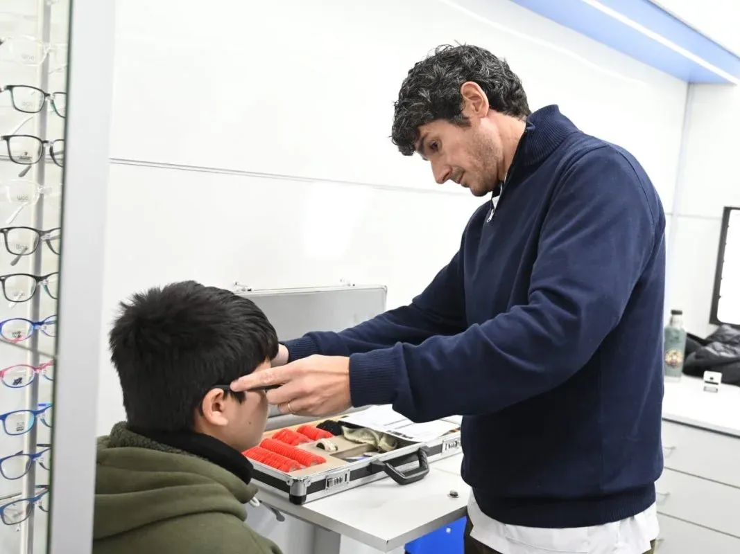Más de 170 niños y adolescentes fueron atendidos en la primera jornada del programa Ver para Ser Libres