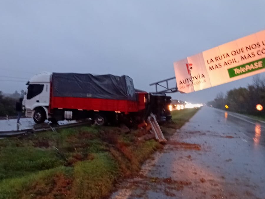 Un camión impactó contra un cartel y provocó un corte total en la Ruta 12
