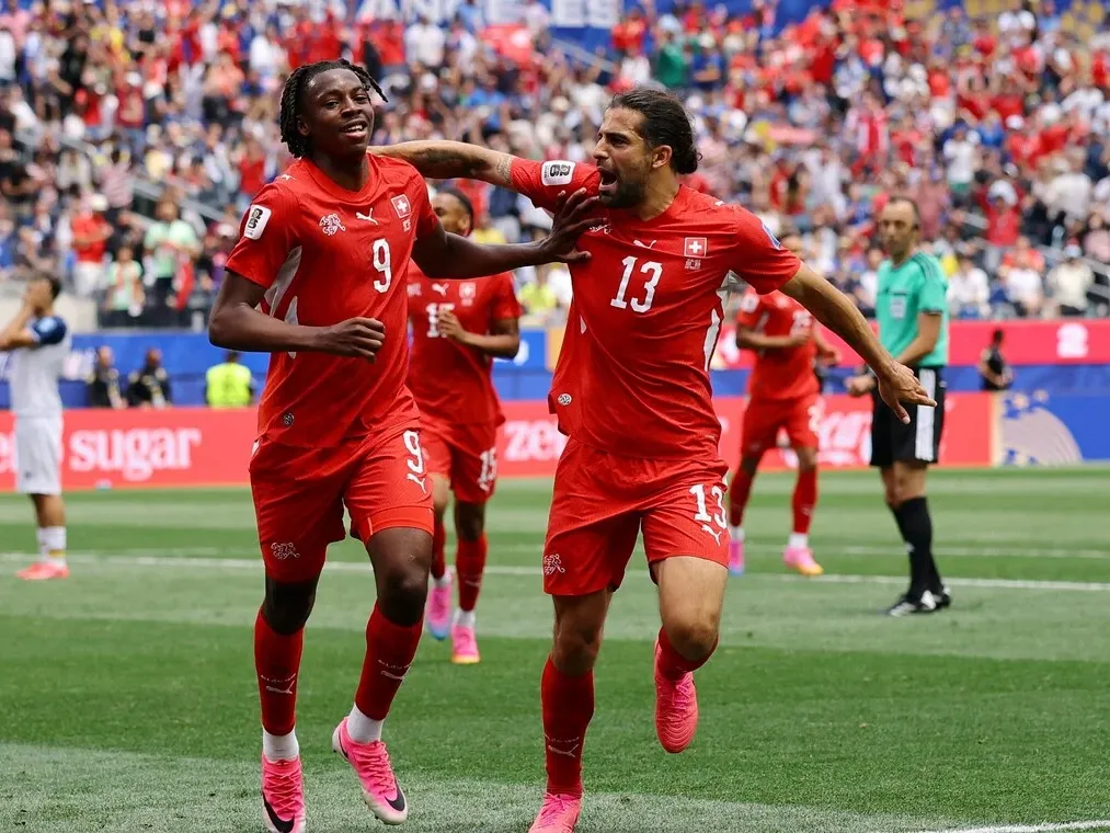 Suiza goleó a Bosnia y lidera el Grupo B