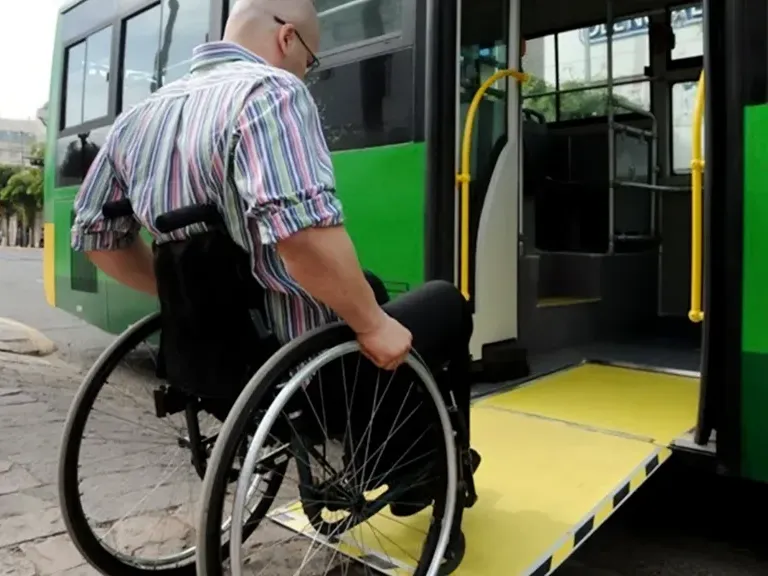 El Gobierno anunció que las personas con discapacidad podrán viajar en trenes y colectivos sin certificado