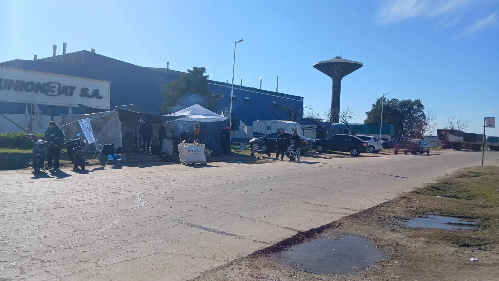 Los trabajadores de Unionbat siguen acampando fuera de la fábrica y esperan respuestas del Ministerio de Trabajo
