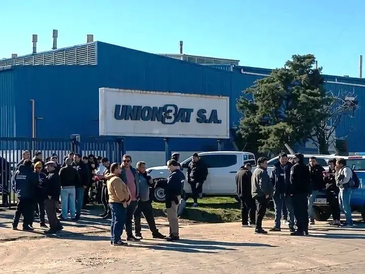 Dictaron conciliación obligatoria por los 100 despidos en Unionbat pero la empresa no dejó ingresar a los trabajadores