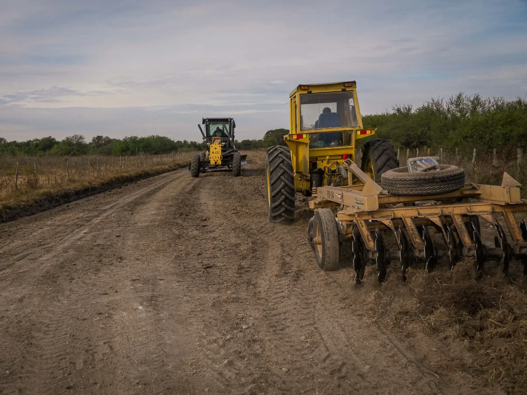 Provincia invierte más de 24.000 millones de pesos en mejora de caminos y maquinaria vial