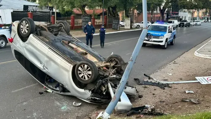Volcó una camioneta tras chocar contra una columna y hay heridos