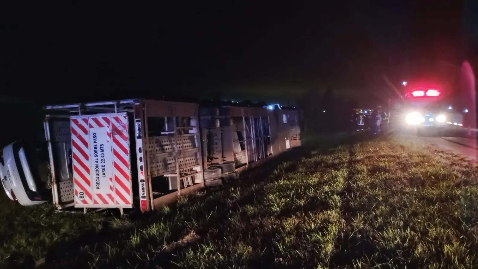 Volcó un camión que transportaba autos cero kilómetros: el conductor fue trasladado al Hospital Centenario