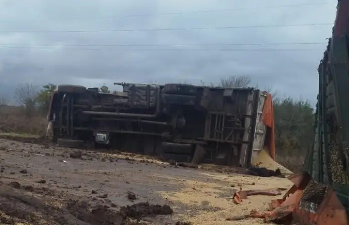 Un camión mordió la banquina, volcó y desató un accidente en cadena en la Ruta 12